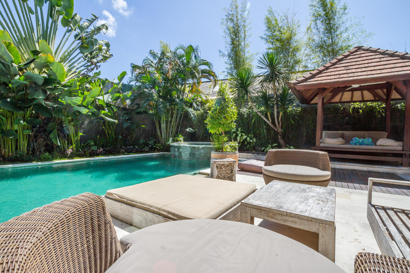 Ailenizin Seminyak'ın Başlıca Gezilecek Yerlerine Yakın 5 Yatak Odalı Lüks Bir Tatil Villası Kiraladığını Düşünün, Bali Villa 1167