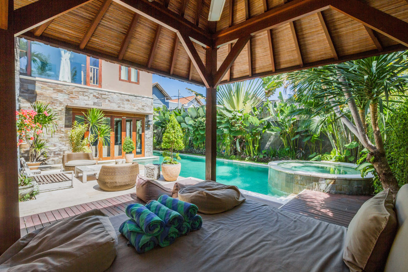 Ailenizin Seminyak'ın Başlıca Gezilecek Yerlerine Yakın 5 Yatak Odalı Lüks Bir Tatil Villası Kiraladığını Düşünün, Bali Villa 1167
