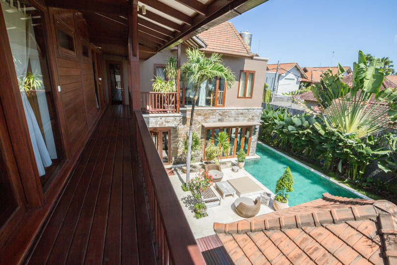 Ailenizin Seminyak'ın Başlıca Gezilecek Yerlerine Yakın 5 Yatak Odalı Lüks Bir Tatil Villası Kiraladığını Düşünün, Bali Villa 1167