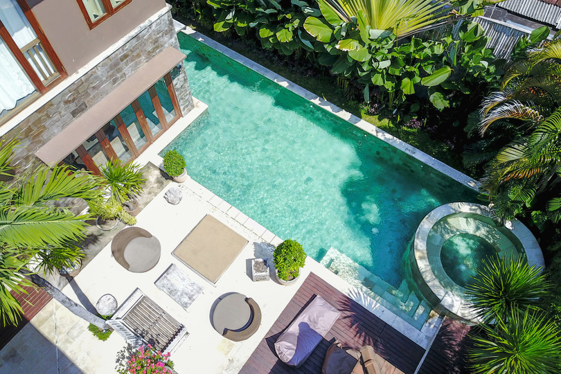 Ailenizin Seminyak'ın Başlıca Gezilecek Yerlerine Yakın 5 Yatak Odalı Lüks Bir Tatil Villası Kiraladığını Düşünün, Bali Villa 1167