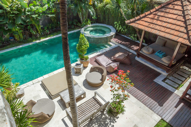 Ailenizin Seminyak'ın Başlıca Gezilecek Yerlerine Yakın 5 Yatak Odalı Lüks Bir Tatil Villası Kiraladığını Düşünün, Bali Villa 1167