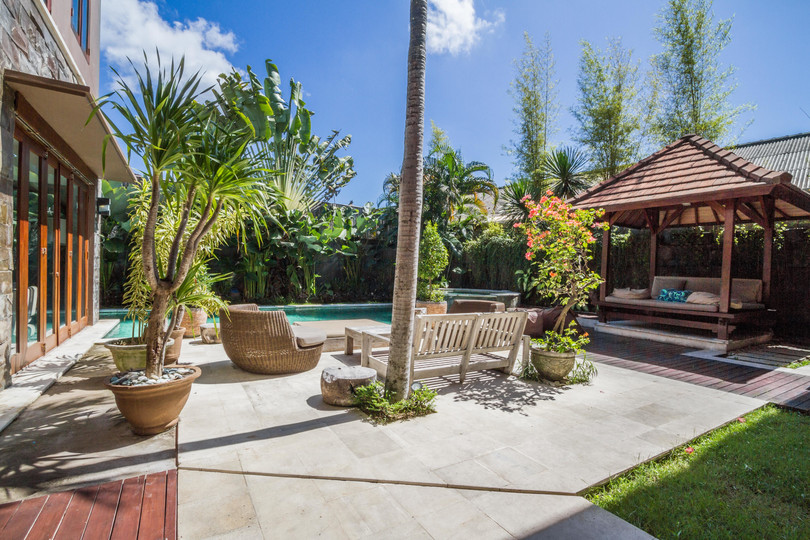 Ailenizin Seminyak'ın Başlıca Gezilecek Yerlerine Yakın 5 Yatak Odalı Lüks Bir Tatil Villası Kiraladığını Düşünün, Bali Villa 1167