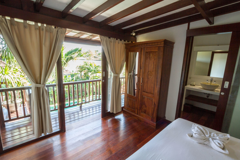 Ailenizin Seminyak'ın Başlıca Gezilecek Yerlerine Yakın 5 Yatak Odalı Lüks Bir Tatil Villası Kiraladığını Düşünün, Bali Villa 1167