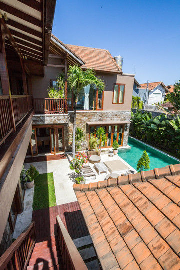 Ailenizin Seminyak'ın Başlıca Gezilecek Yerlerine Yakın 5 Yatak Odalı Lüks Bir Tatil Villası Kiraladığını Düşünün, Bali Villa 1167