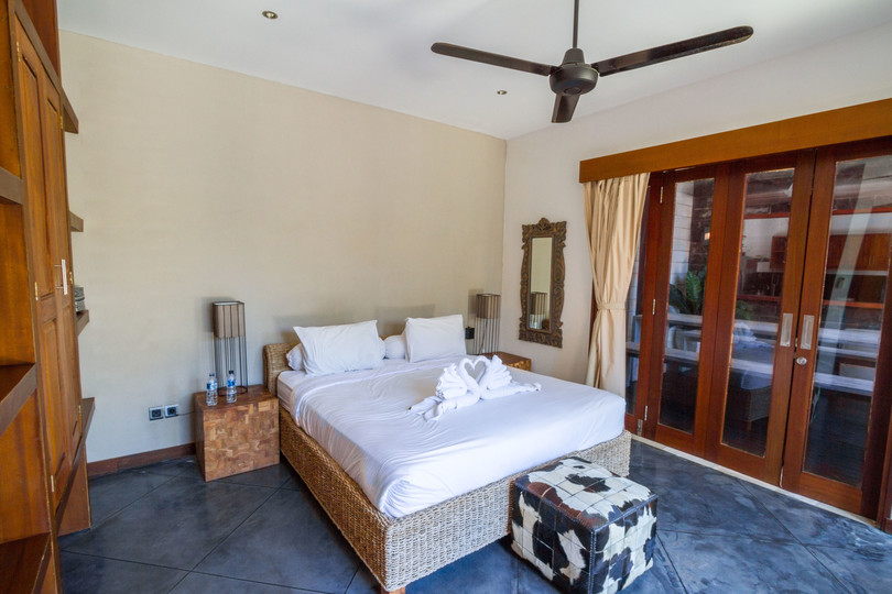 Ailenizin Seminyak'ın Başlıca Gezilecek Yerlerine Yakın 5 Yatak Odalı Lüks Bir Tatil Villası Kiraladığını Düşünün, Bali Villa 1167