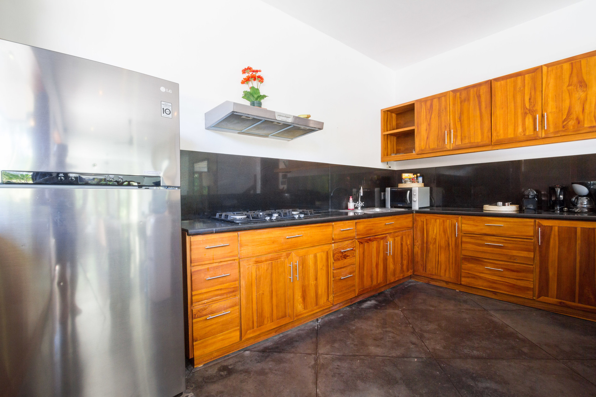 Ailenizin Seminyak'ın Başlıca Gezilecek Yerlerine Yakın 5 Yatak Odalı Lüks Bir Tatil Villası Kiraladığını Düşünün, Bali Villa 1167