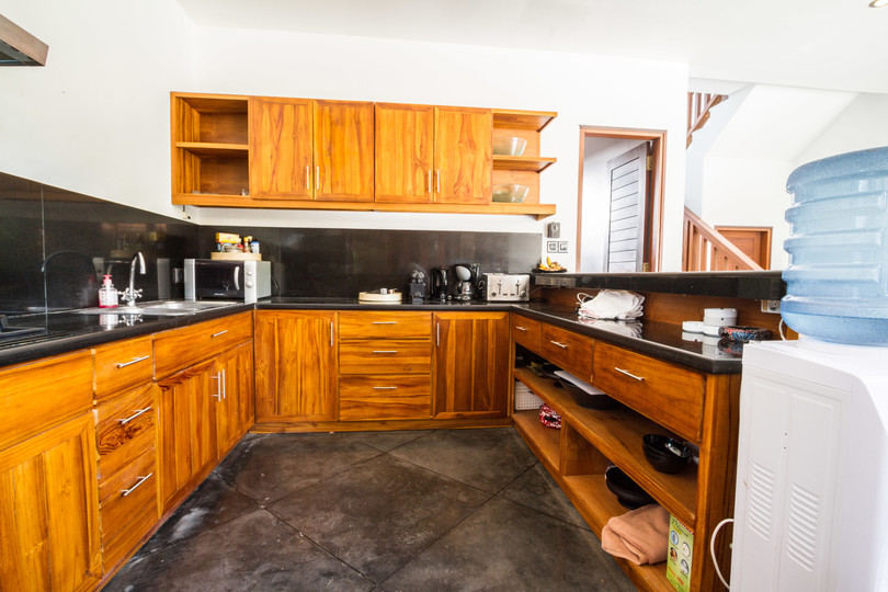 Ailenizin Seminyak'ın Başlıca Gezilecek Yerlerine Yakın 5 Yatak Odalı Lüks Bir Tatil Villası Kiraladığını Düşünün, Bali Villa 1167