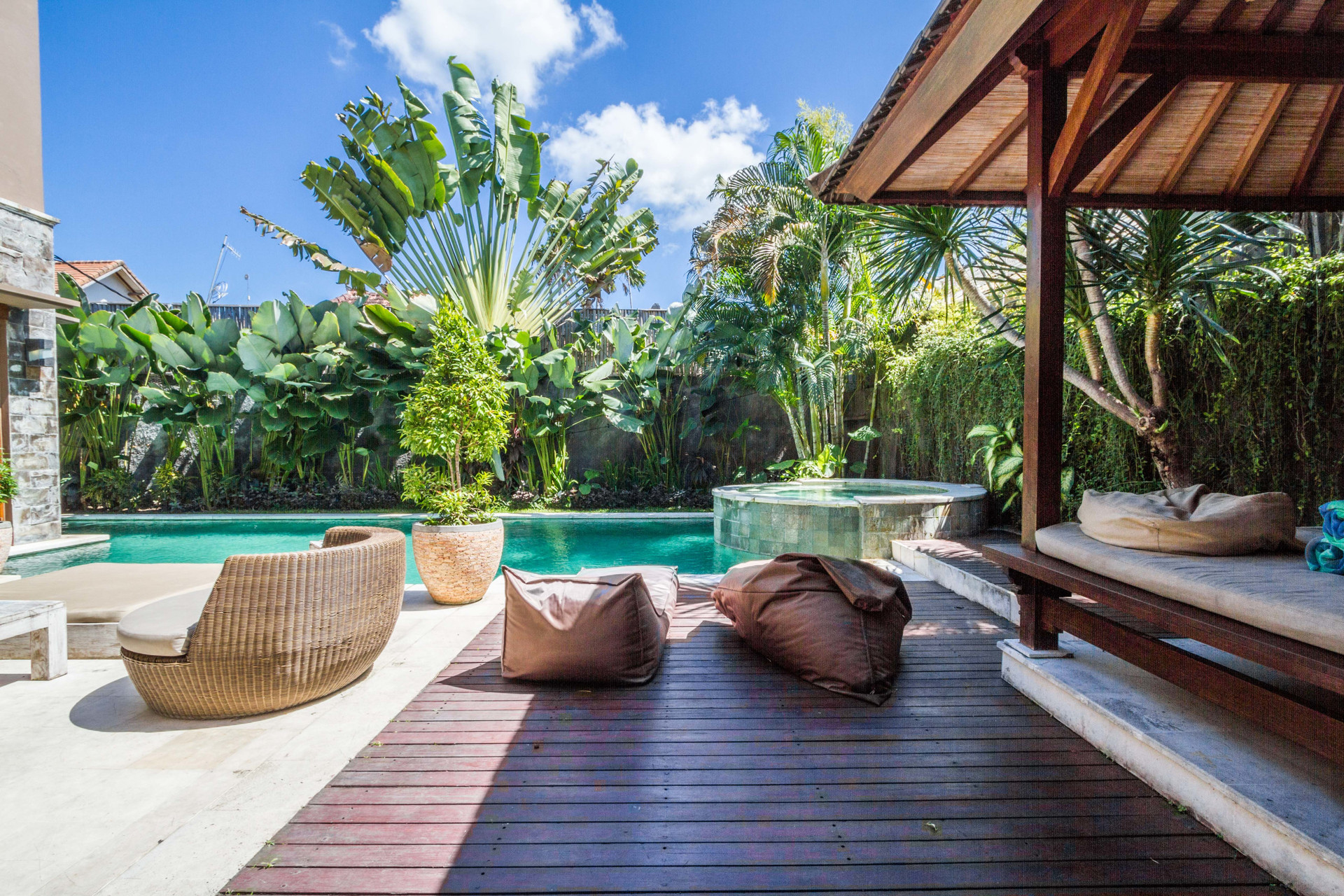 Ailenizin Seminyak'ın Başlıca Gezilecek Yerlerine Yakın 5 Yatak Odalı Lüks Bir Tatil Villası Kiraladığını Düşünün, Bali Villa 1167