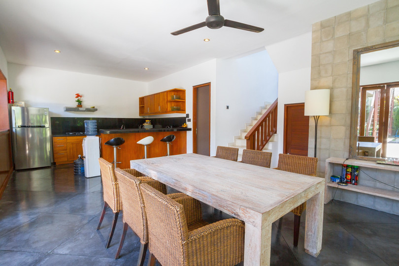 Ailenizin Seminyak'ın Başlıca Gezilecek Yerlerine Yakın 5 Yatak Odalı Lüks Bir Tatil Villası Kiraladığını Düşünün, Bali Villa 1167