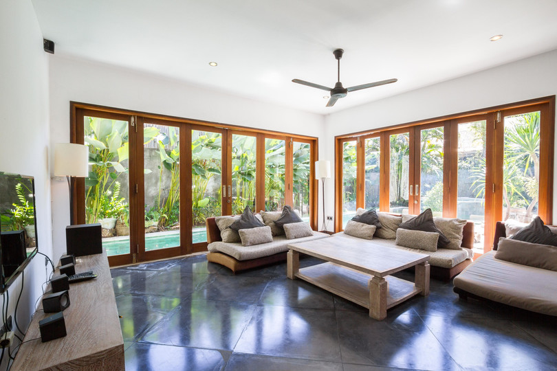 Ailenizin Seminyak'ın Başlıca Gezilecek Yerlerine Yakın 5 Yatak Odalı Lüks Bir Tatil Villası Kiraladığını Düşünün, Bali Villa 1167