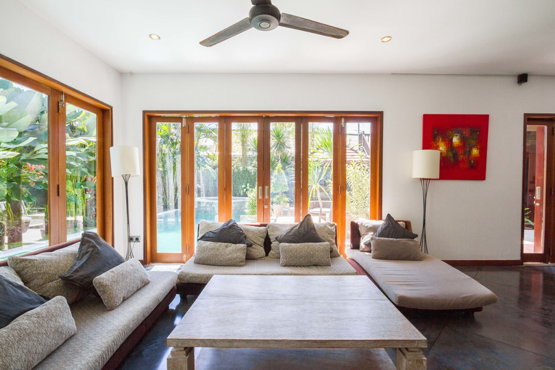 Ailenizin Seminyak'ın Başlıca Gezilecek Yerlerine Yakın 5 Yatak Odalı Lüks Bir Tatil Villası Kiraladığını Düşünün, Bali Villa 1167