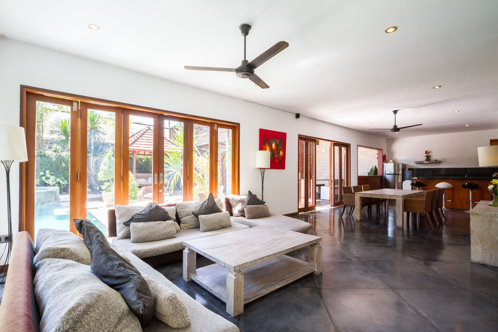 Ailenizin Seminyak'ın Başlıca Gezilecek Yerlerine Yakın 5 Yatak Odalı Lüks Bir Tatil Villası Kiraladığını Düşünün, Bali Villa 1167