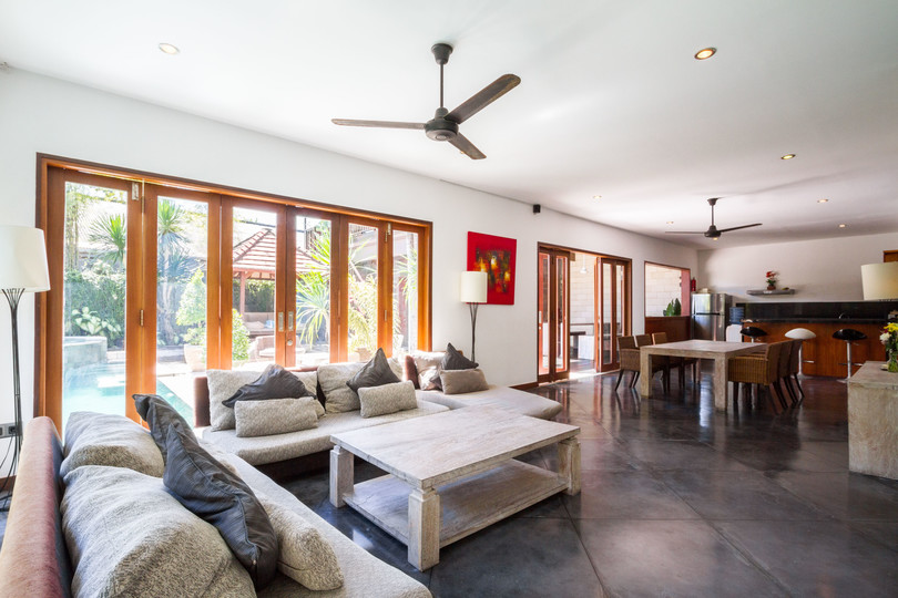 Ailenizin Seminyak'ın Başlıca Gezilecek Yerlerine Yakın 5 Yatak Odalı Lüks Bir Tatil Villası Kiraladığını Düşünün, Bali Villa 1167