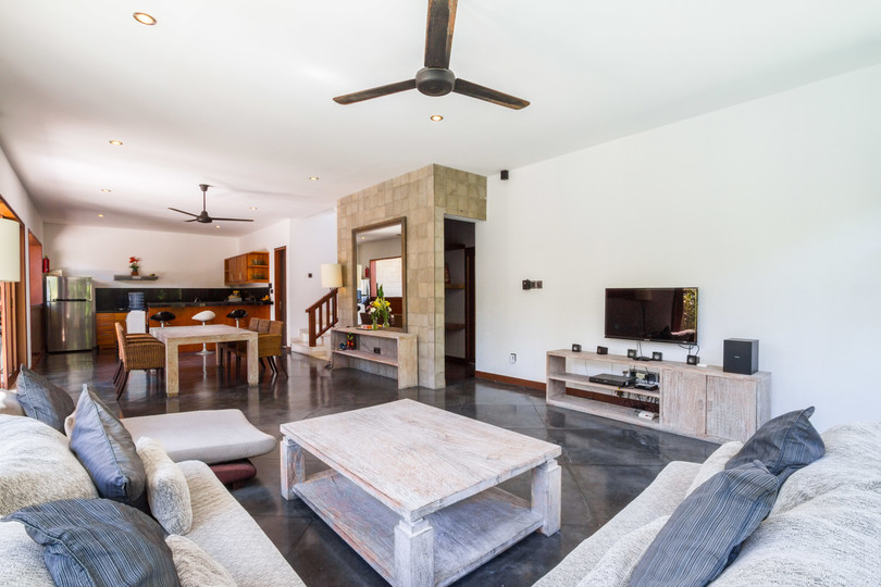 Ailenizin Seminyak'ın Başlıca Gezilecek Yerlerine Yakın 5 Yatak Odalı Lüks Bir Tatil Villası Kiraladığını Düşünün, Bali Villa 1167