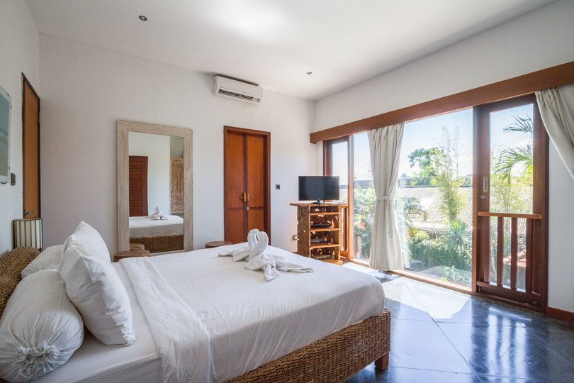 Ailenizin Seminyak'ın Başlıca Gezilecek Yerlerine Yakın 5 Yatak Odalı Lüks Bir Tatil Villası Kiraladığını Düşünün, Bali Villa 1167