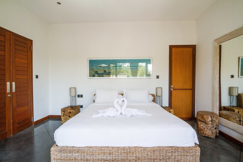 Ailenizin Seminyak'ın Başlıca Gezilecek Yerlerine Yakın 5 Yatak Odalı Lüks Bir Tatil Villası Kiraladığını Düşünün, Bali Villa 1167