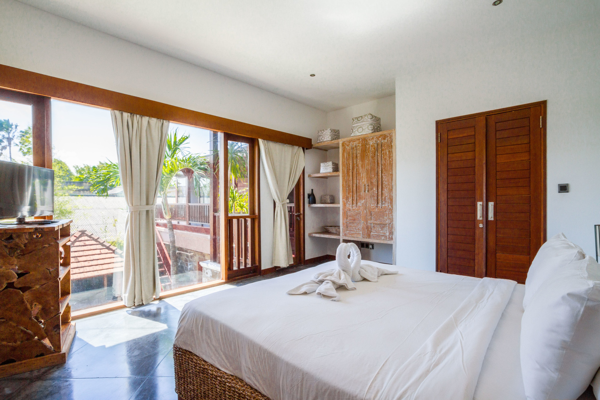 Ailenizin Seminyak'ın Başlıca Gezilecek Yerlerine Yakın 5 Yatak Odalı Lüks Bir Tatil Villası Kiraladığını Düşünün, Bali Villa 1167