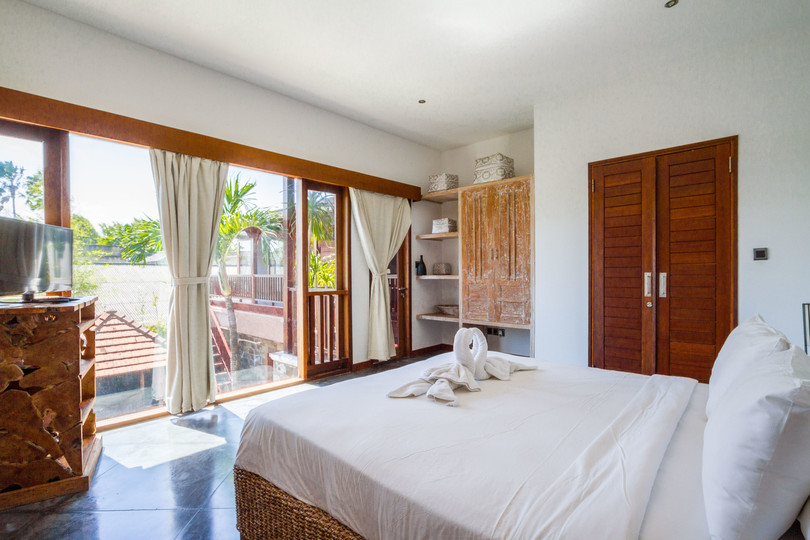 Ailenizin Seminyak'ın Başlıca Gezilecek Yerlerine Yakın 5 Yatak Odalı Lüks Bir Tatil Villası Kiraladığını Düşünün, Bali Villa 1167