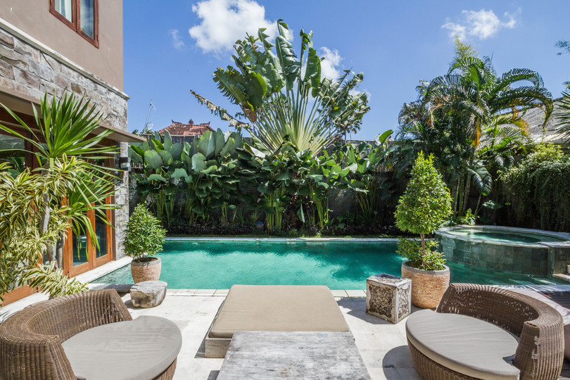 Ailenizin Seminyak'ın Başlıca Gezilecek Yerlerine Yakın 5 Yatak Odalı Lüks Bir Tatil Villası Kiraladığını Düşünün, Bali Villa 1167