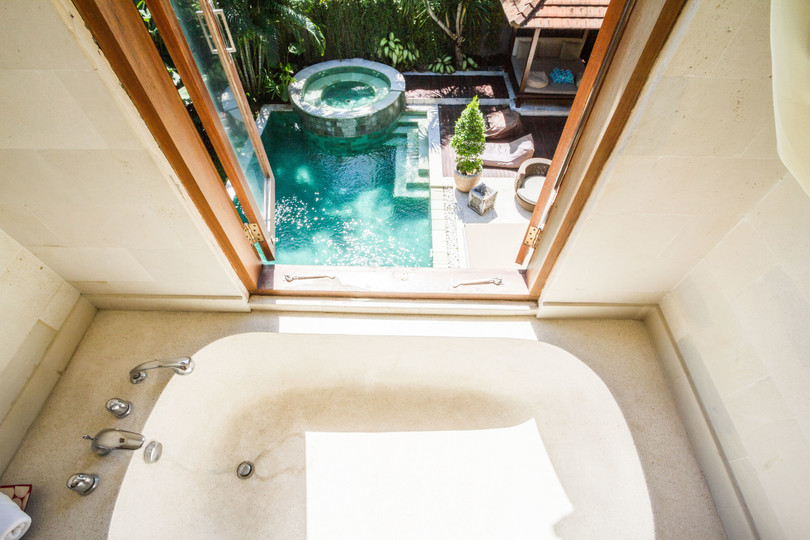 Ailenizin Seminyak'ın Başlıca Gezilecek Yerlerine Yakın 5 Yatak Odalı Lüks Bir Tatil Villası Kiraladığını Düşünün, Bali Villa 1167