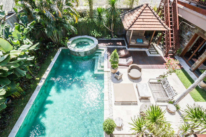 Ailenizin Seminyak'ın Başlıca Gezilecek Yerlerine Yakın 5 Yatak Odalı Lüks Bir Tatil Villası Kiraladığını Düşünün, Bali Villa 1167