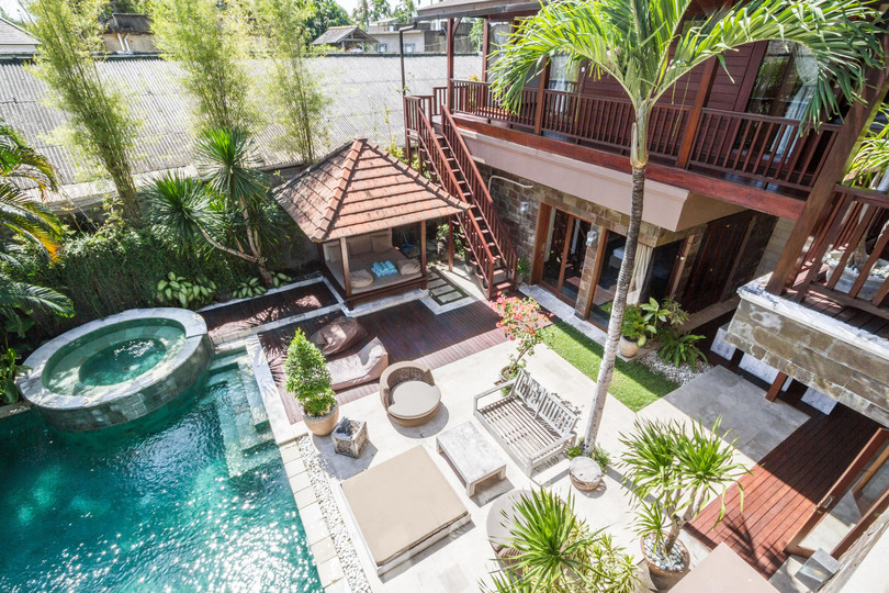 Ailenizin Seminyak'ın Başlıca Gezilecek Yerlerine Yakın 5 Yatak Odalı Lüks Bir Tatil Villası Kiraladığını Düşünün, Bali Villa 1167