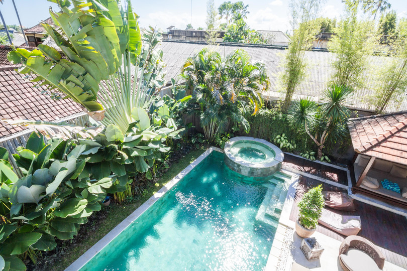 Ailenizin Seminyak'ın Başlıca Gezilecek Yerlerine Yakın 5 Yatak Odalı Lüks Bir Tatil Villası Kiraladığını Düşünün, Bali Villa 1167