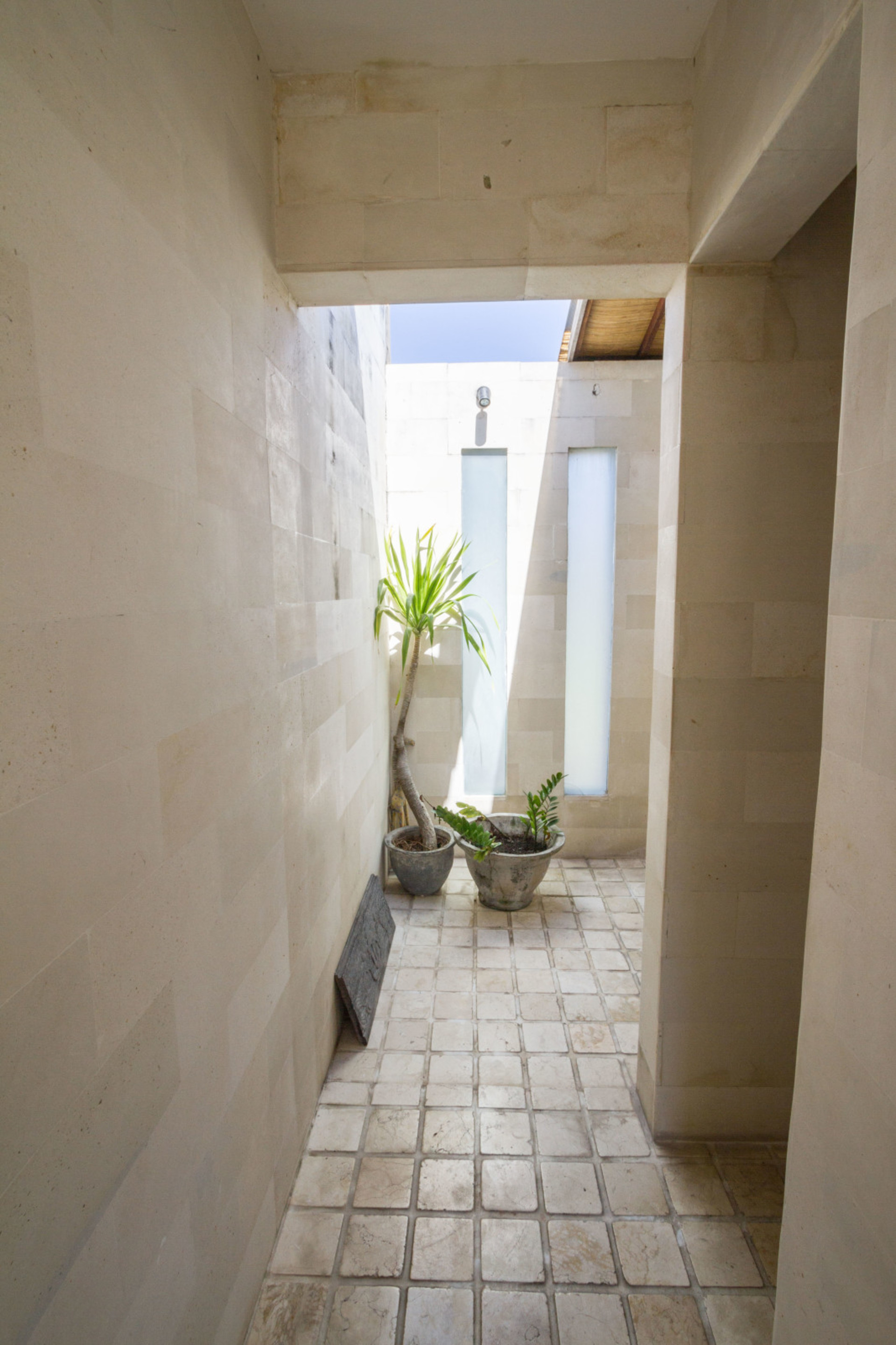 Ailenizin Seminyak'ın Başlıca Gezilecek Yerlerine Yakın 5 Yatak Odalı Lüks Bir Tatil Villası Kiraladığını Düşünün, Bali Villa 1167