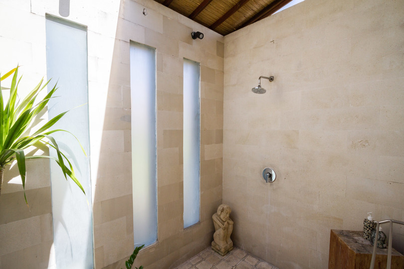 Ailenizin Seminyak'ın Başlıca Gezilecek Yerlerine Yakın 5 Yatak Odalı Lüks Bir Tatil Villası Kiraladığını Düşünün, Bali Villa 1167