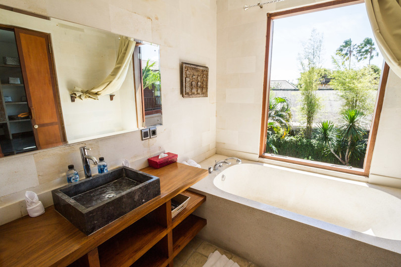 Ailenizin Seminyak'ın Başlıca Gezilecek Yerlerine Yakın 5 Yatak Odalı Lüks Bir Tatil Villası Kiraladığını Düşünün, Bali Villa 1167