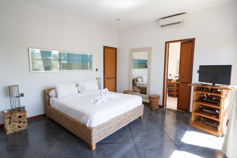 Ailenizin Seminyak'ın Başlıca Gezilecek Yerlerine Yakın 5 Yatak Odalı Lüks Bir Tatil Villası Kiraladığını Düşünün, Bali Villa 1167