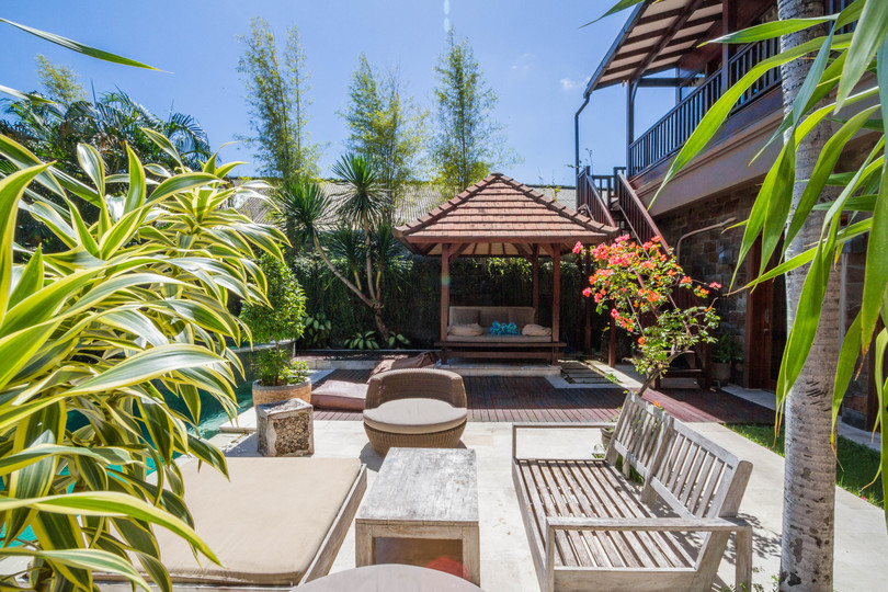 Ailenizin Seminyak'ın Başlıca Gezilecek Yerlerine Yakın 5 Yatak Odalı Lüks Bir Tatil Villası Kiraladığını Düşünün, Bali Villa 1167