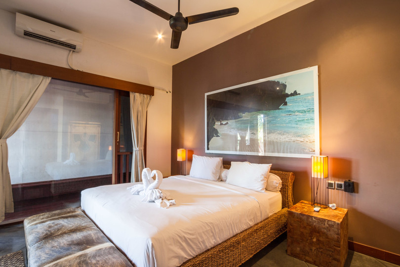 Ailenizin Seminyak'ın Başlıca Gezilecek Yerlerine Yakın 5 Yatak Odalı Lüks Bir Tatil Villası Kiraladığını Düşünün, Bali Villa 1167