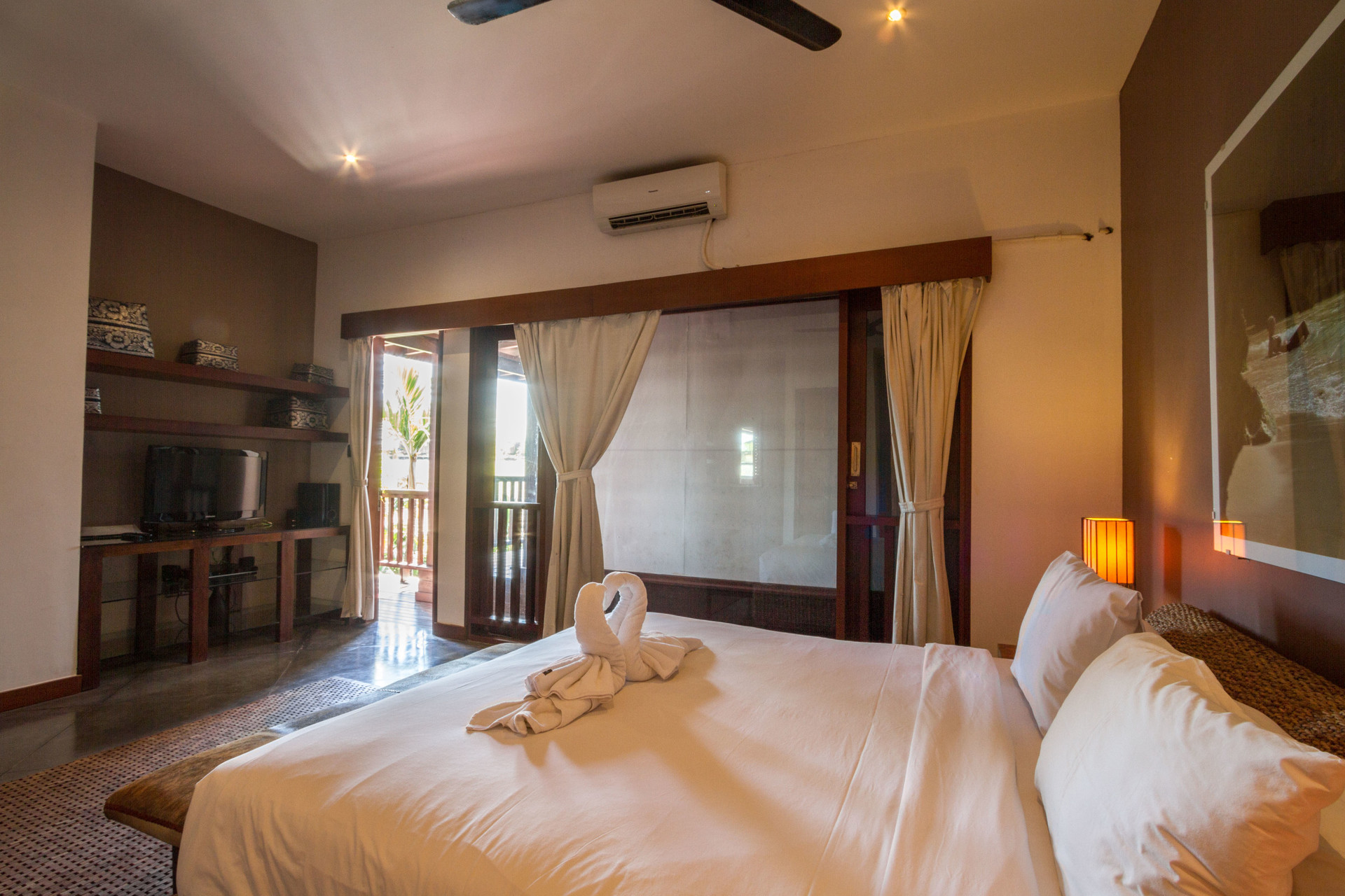 Ailenizin Seminyak'ın Başlıca Gezilecek Yerlerine Yakın 5 Yatak Odalı Lüks Bir Tatil Villası Kiraladığını Düşünün, Bali Villa 1167