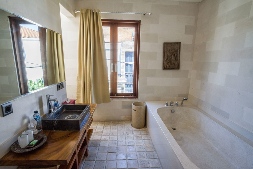 Ailenizin Seminyak'ın Başlıca Gezilecek Yerlerine Yakın 5 Yatak Odalı Lüks Bir Tatil Villası Kiraladığını Düşünün, Bali Villa 1167