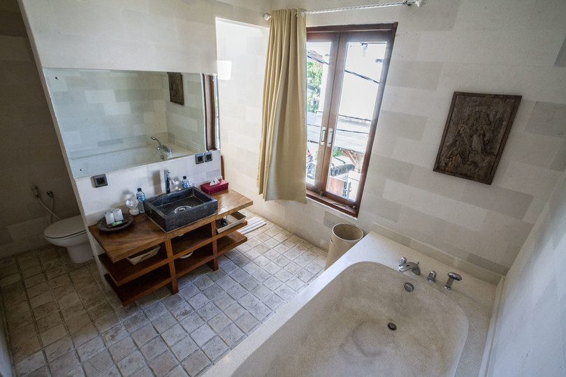Ailenizin Seminyak'ın Başlıca Gezilecek Yerlerine Yakın 5 Yatak Odalı Lüks Bir Tatil Villası Kiraladığını Düşünün, Bali Villa 1167