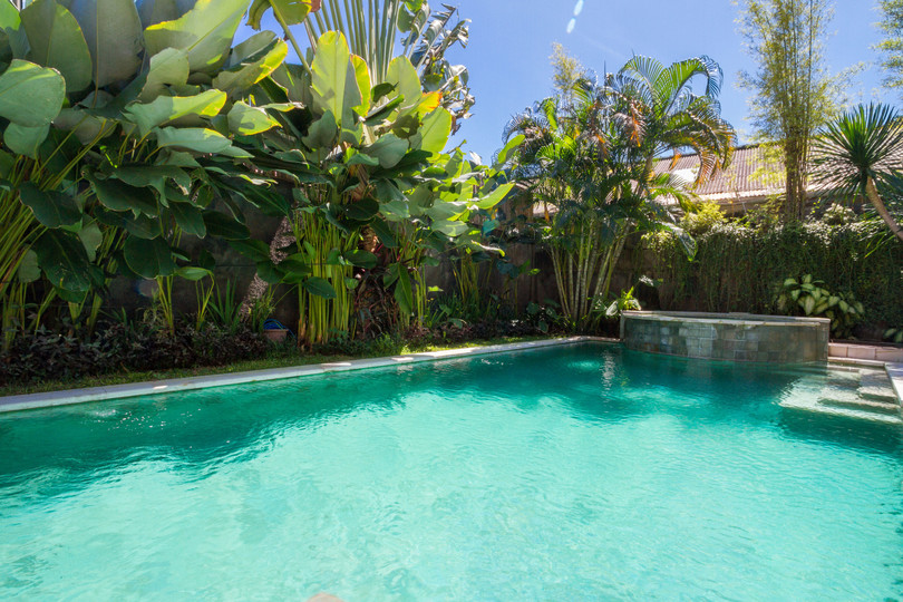Ailenizin Seminyak'ın Başlıca Gezilecek Yerlerine Yakın 5 Yatak Odalı Lüks Bir Tatil Villası Kiraladığını Düşünün, Bali Villa 1167