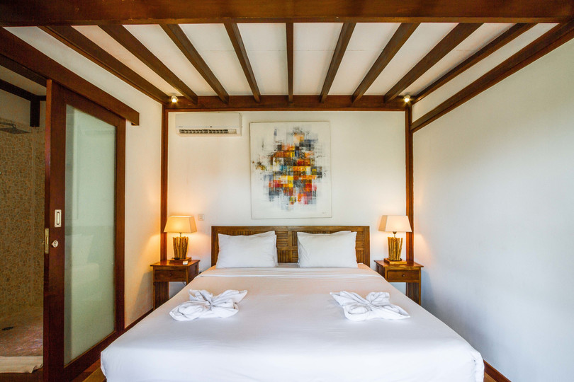 Ailenizin Seminyak'ın Başlıca Gezilecek Yerlerine Yakın 5 Yatak Odalı Lüks Bir Tatil Villası Kiraladığını Düşünün, Bali Villa 1167