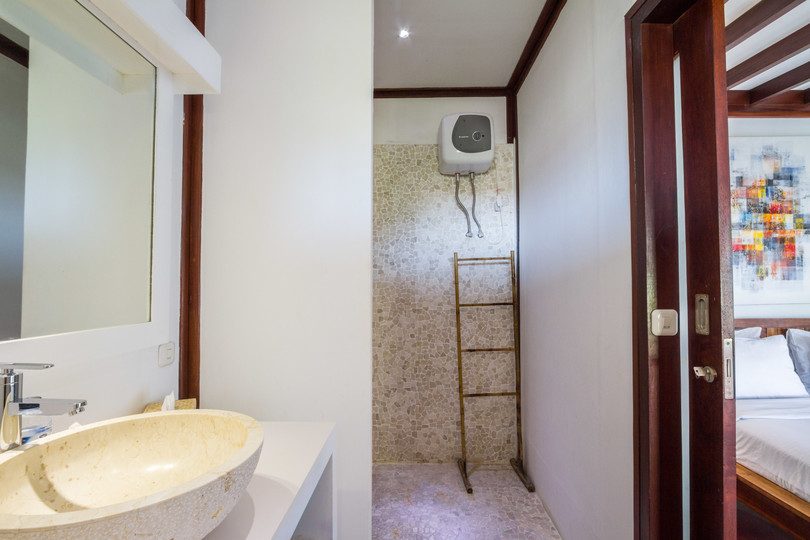 Ailenizin Seminyak'ın Başlıca Gezilecek Yerlerine Yakın 5 Yatak Odalı Lüks Bir Tatil Villası Kiraladığını Düşünün, Bali Villa 1167