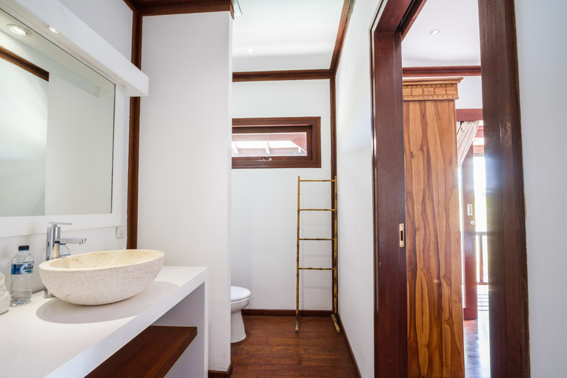 Ailenizin Seminyak'ın Başlıca Gezilecek Yerlerine Yakın 5 Yatak Odalı Lüks Bir Tatil Villası Kiraladığını Düşünün, Bali Villa 1167
