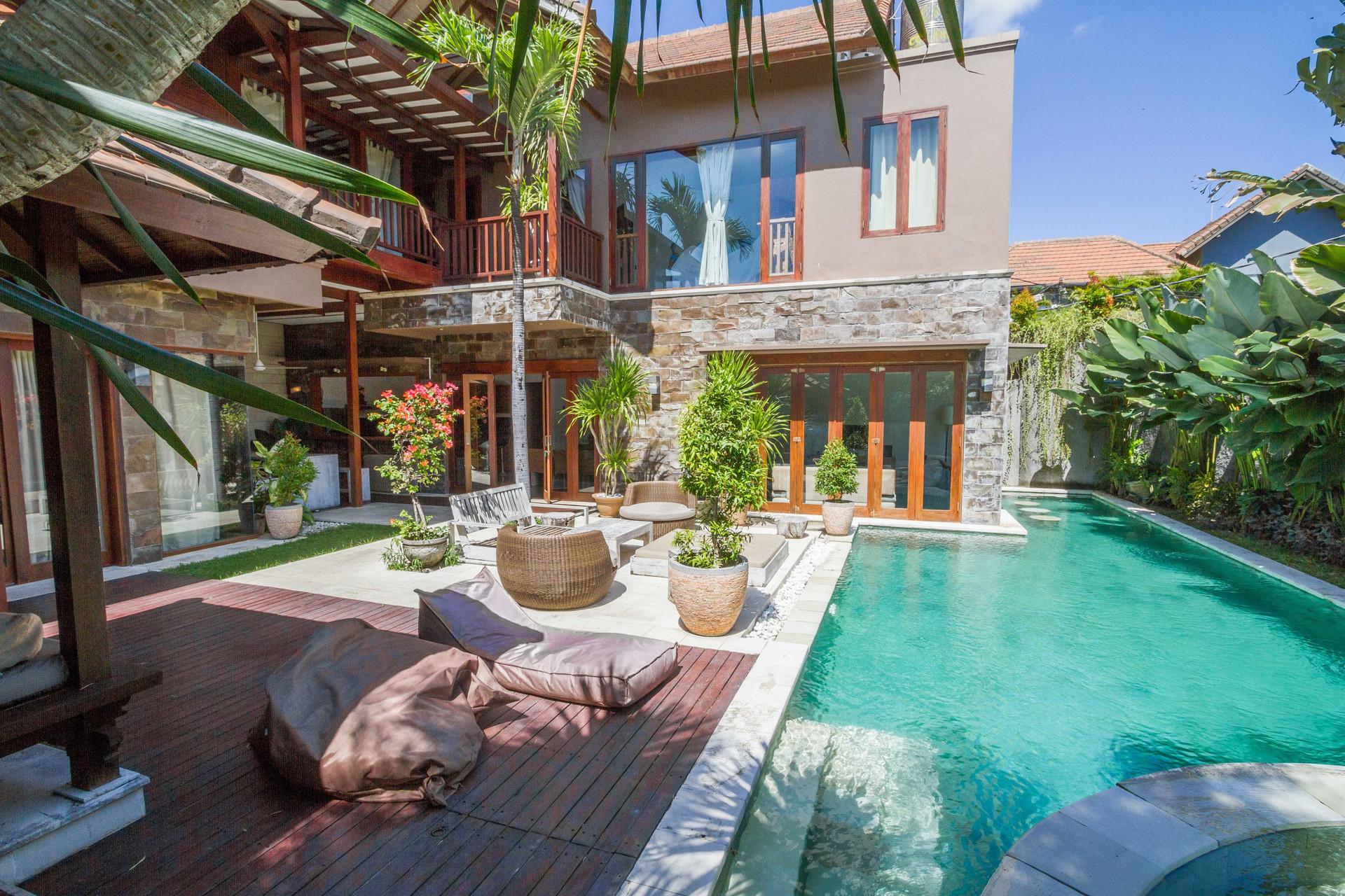 Ailenizin Seminyak'ın Başlıca Gezilecek Yerlerine Yakın 5 Yatak Odalı Lüks Bir Tatil Villası Kiraladığını Düşünün, Bali Villa 1167