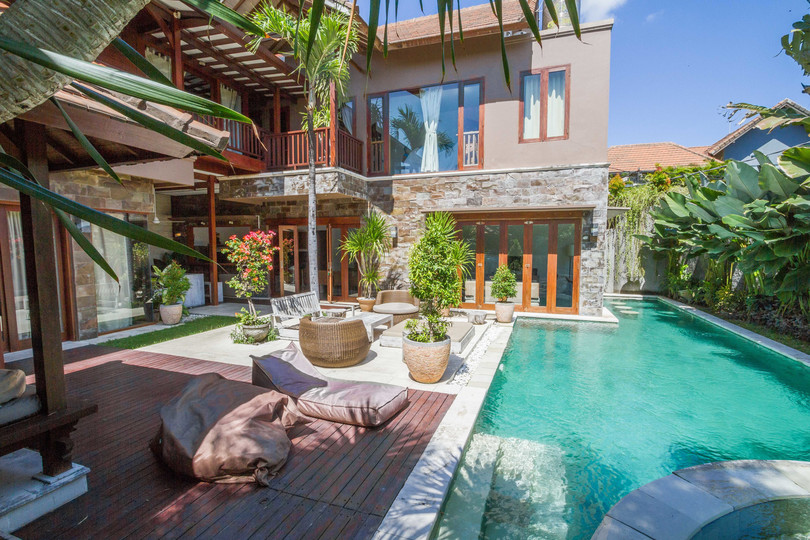 Ailenizin Seminyak'ın Başlıca Gezilecek Yerlerine Yakın 5 Yatak Odalı Lüks Bir Tatil Villası Kiraladığını Düşünün, Bali Villa 1167