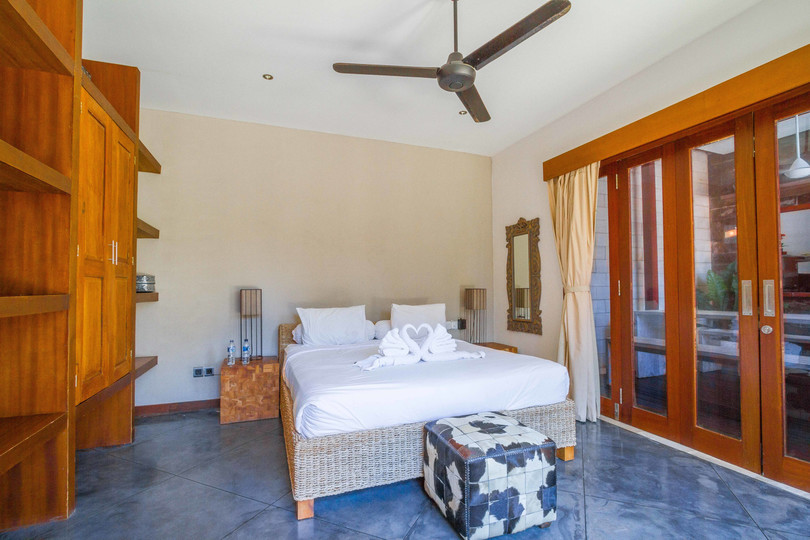 Ailenizin Seminyak'ın Başlıca Gezilecek Yerlerine Yakın 5 Yatak Odalı Lüks Bir Tatil Villası Kiraladığını Düşünün, Bali Villa 1167
