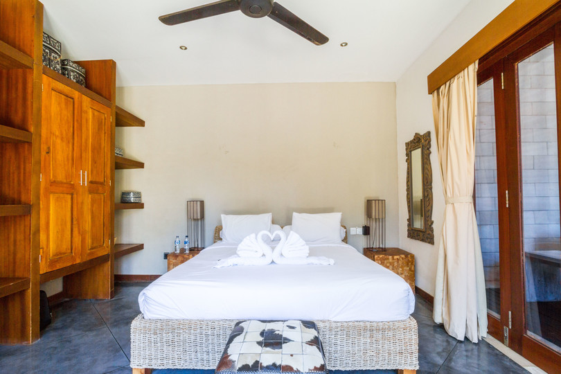 Ailenizin Seminyak'ın Başlıca Gezilecek Yerlerine Yakın 5 Yatak Odalı Lüks Bir Tatil Villası Kiraladığını Düşünün, Bali Villa 1167