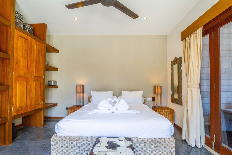 Ailenizin Seminyak'ın Başlıca Gezilecek Yerlerine Yakın 5 Yatak Odalı Lüks Bir Tatil Villası Kiraladığını Düşünün, Bali Villa 1167
