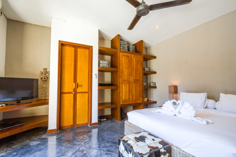 Ailenizin Seminyak'ın Başlıca Gezilecek Yerlerine Yakın 5 Yatak Odalı Lüks Bir Tatil Villası Kiraladığını Düşünün, Bali Villa 1167