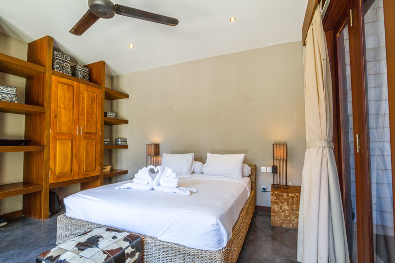 Ailenizin Seminyak'ın Başlıca Gezilecek Yerlerine Yakın 5 Yatak Odalı Lüks Bir Tatil Villası Kiraladığını Düşünün, Bali Villa 1167