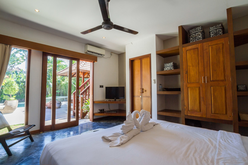 Ailenizin Seminyak'ın Başlıca Gezilecek Yerlerine Yakın 5 Yatak Odalı Lüks Bir Tatil Villası Kiraladığını Düşünün, Bali Villa 1167