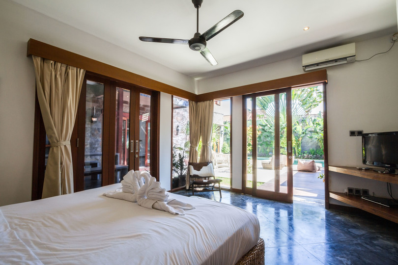 Ailenizin Seminyak'ın Başlıca Gezilecek Yerlerine Yakın 5 Yatak Odalı Lüks Bir Tatil Villası Kiraladığını Düşünün, Bali Villa 1167