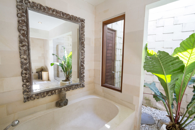 Ailenizin Seminyak'ın Başlıca Gezilecek Yerlerine Yakın 5 Yatak Odalı Lüks Bir Tatil Villası Kiraladığını Düşünün, Bali Villa 1167